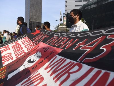 Juez abre puerta a FGR para pedir captura de exmando del Cisen por caso Ayotzinapa