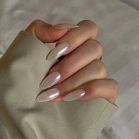 Uñas almendradas: 5 diseños de nail art con glitter elegantes y discretos para lucir en la oficina