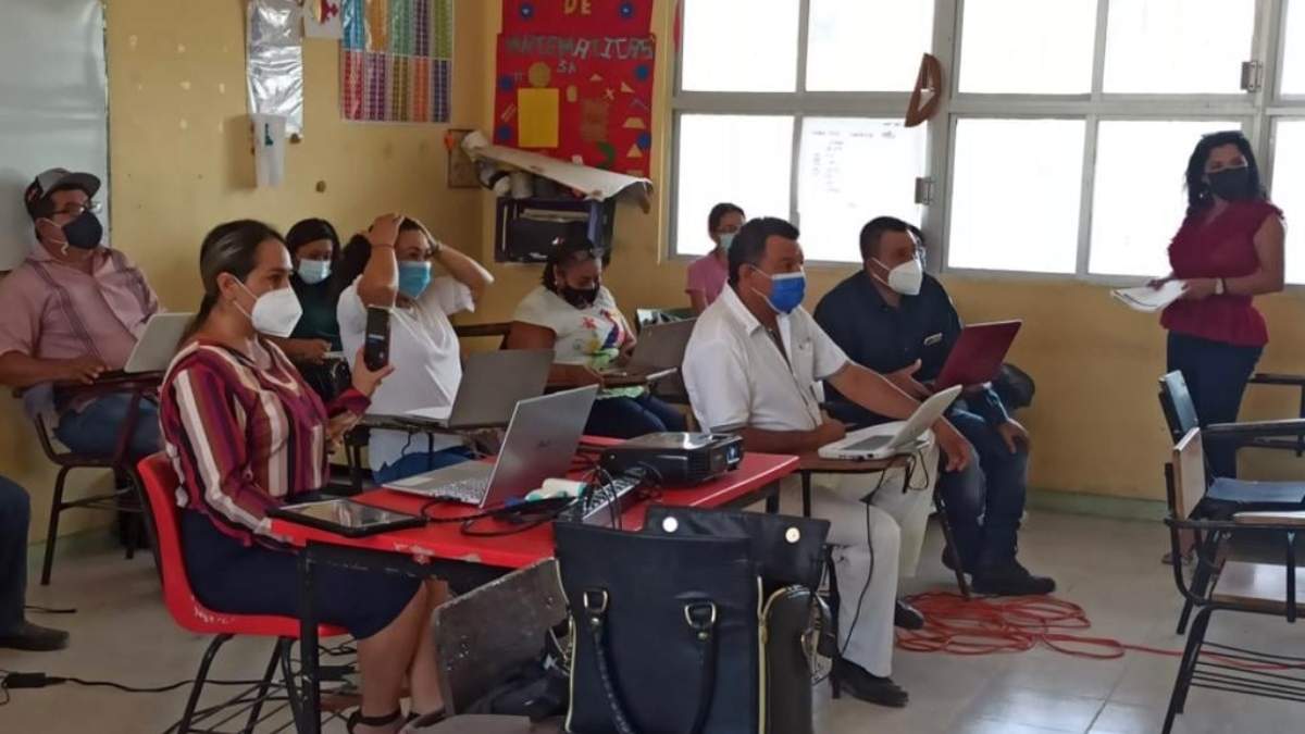 Profesores de Campeche en una reunión
