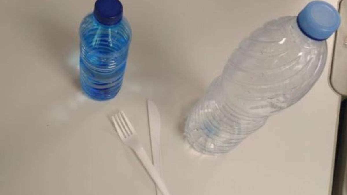 Botellas de plástico y tenedores de un solo uso de plástico