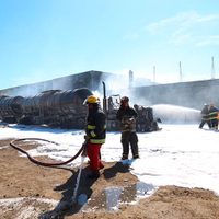 Desalojan cuatro hoteles en Tamaulipas por incendio de cuatro pipas (Video)