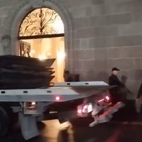 Cercan el Palacio de Gobierno de Nuevo León en plena disputa por la gubernatura