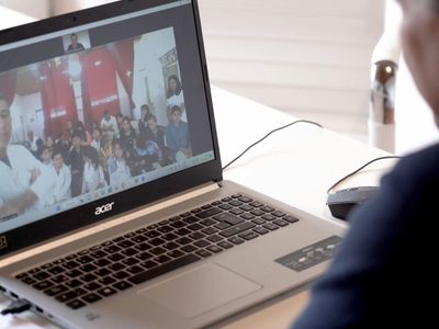 Koopmann hizo la primera videollamada con alumnos de la escuela albergue de Naunauco