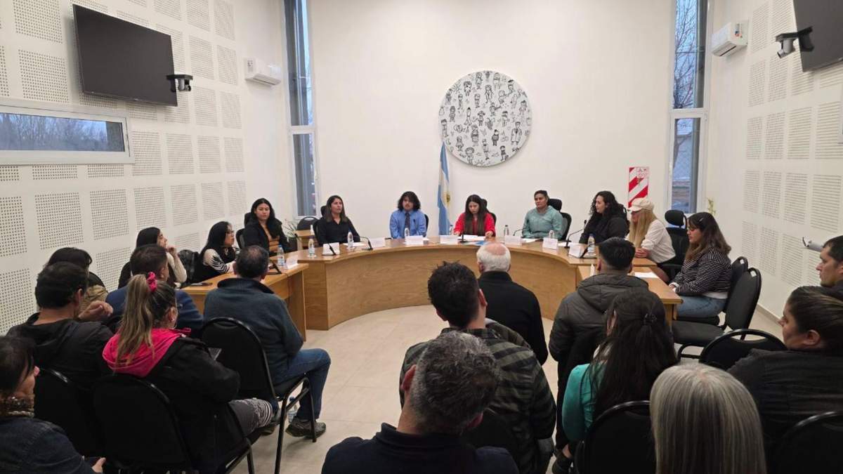 Los vecinos simularon el rol de jurados y resolvieron la responsabilidad contravencional de la persona implicada. Fuente: (Municipalidad de San Patricio)