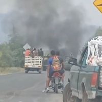 Atacan instalaciones policiacas con drones y queman unidades en Tierra Caliente