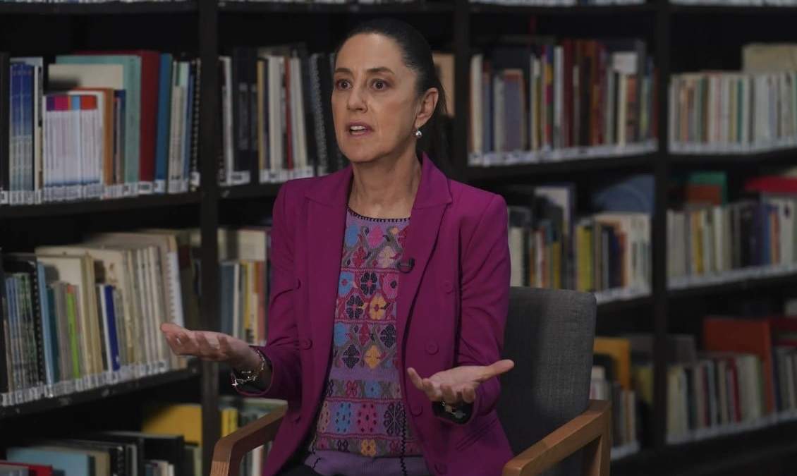 La jefa de gobierno de la capital de México, Claudia Sheinbaum, habla en una entrevista con The Associated Press en la Biblioteca La Carbonera