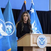 Gobierno de EU quiere que agentes armados de recaudación fiscal colaboren en combate a inmigración
