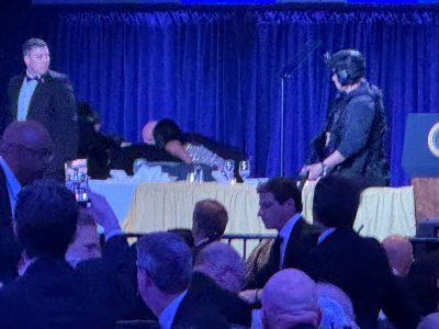 Así evacuaron a Trump y JD Vance tras los disparos en la cena de corresponsales (Video)