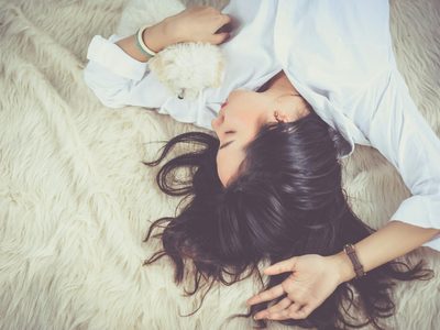 Insomnio: el ejercicio que te hará dormir en cinco minutos