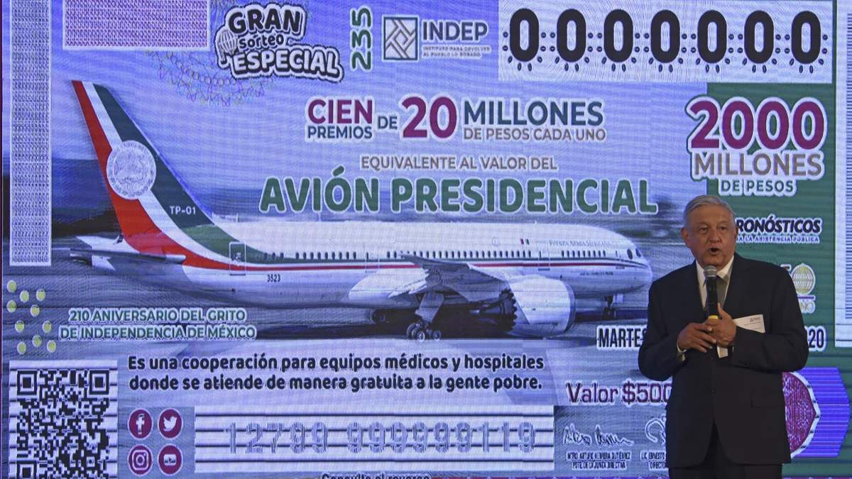 López Obrador presenta el "cachito" para la rifa del avión presidencial