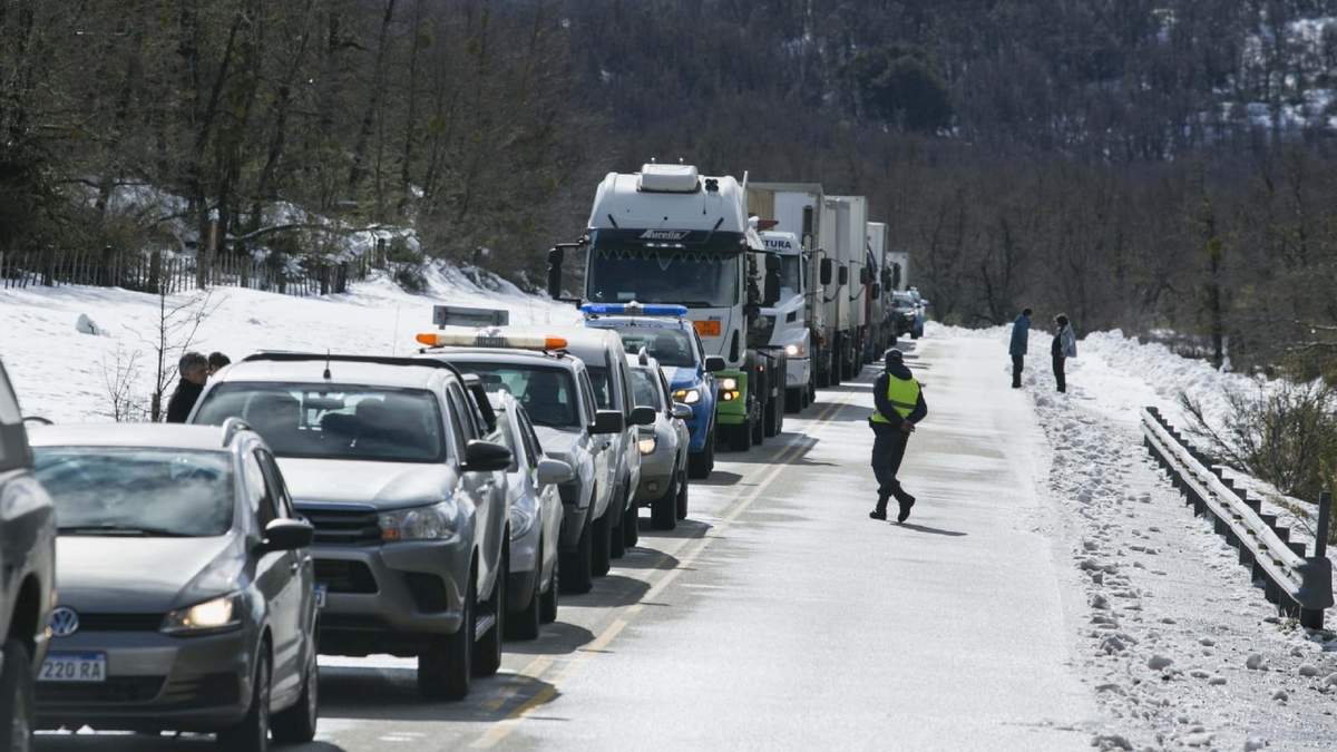 Tránsito intenso en una de las rutas neuquinas. Fuente: (Twitter)