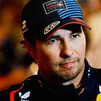 “¿Por qué carajo no lo revisaste?”: Checo Pérez explota contra un ingeniero de Red Bull (Video)