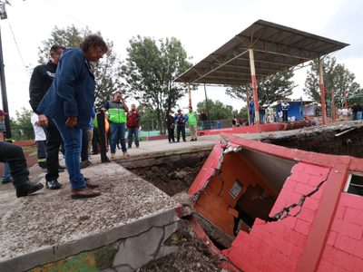 Socavón de ocho metros se “traga” el gimnasio del Deportivo Gertrudis en la GAM