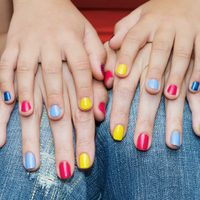 Nail art "gelish": la tendencia que es furor en uñas cortas