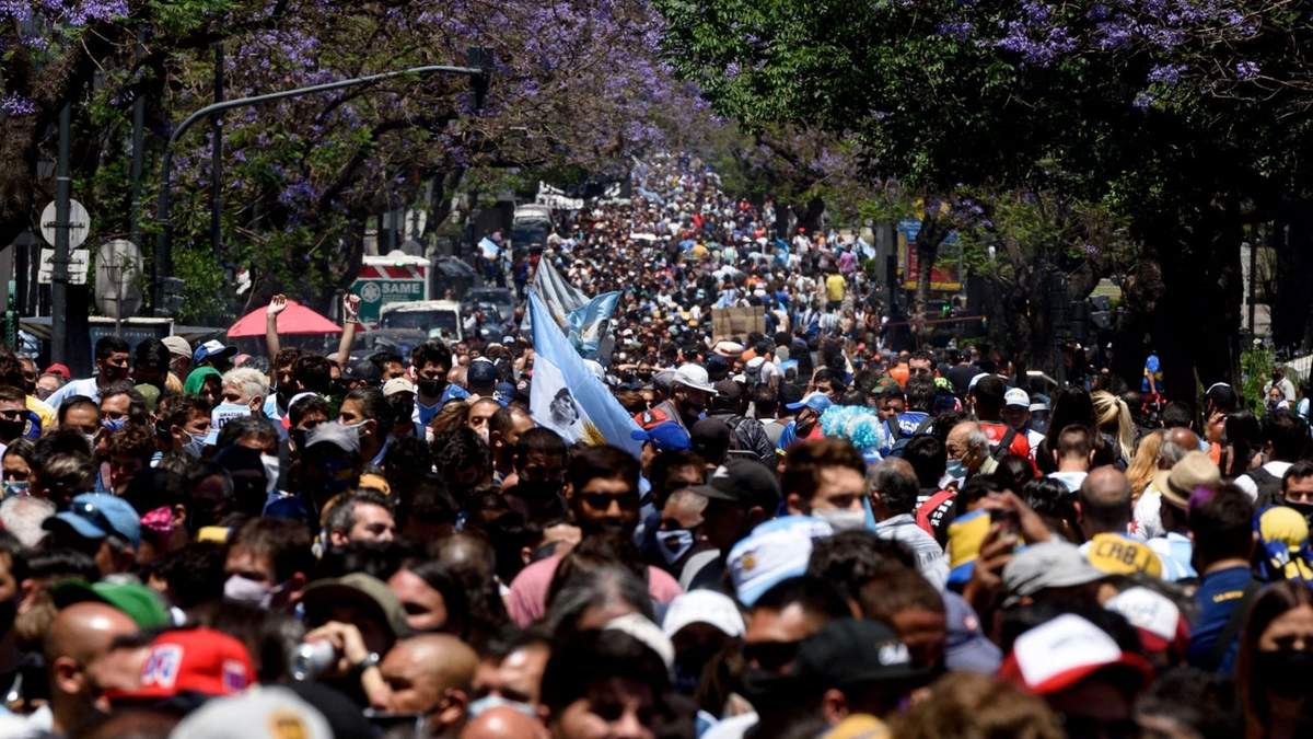 Una multitud acudió al velatorio del astro futbolístico. Fuente: (Twitter)