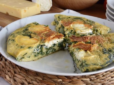 No tires el arroz que te sobró del día anterior: prepará esta tortilla con espinaca y queso