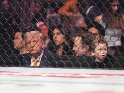 Trump se sienta junto a la jaula de la UFC en Miami y recibe ovación de pie (Video)