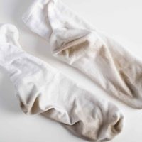 Con solo 5 ingredientes, la mezcla mágica para dejar tus medias blancas como recién estrenadas
