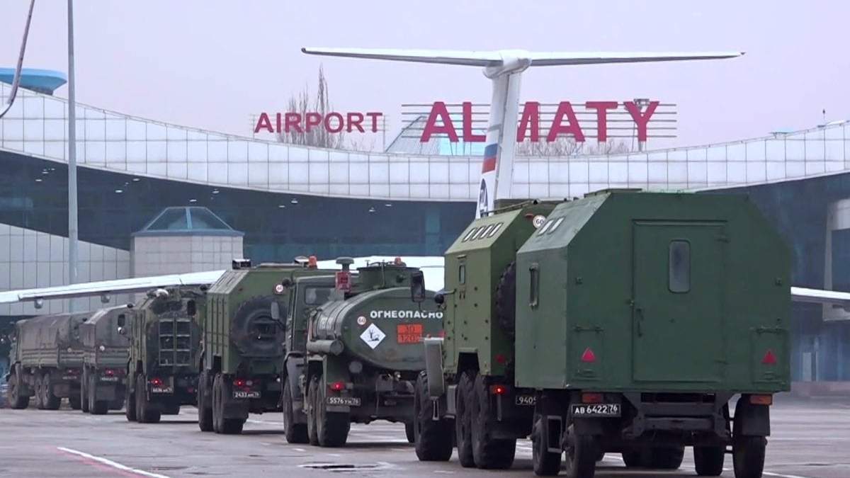 Columna de camiones militares rusos en el aeropuerto de Almaty