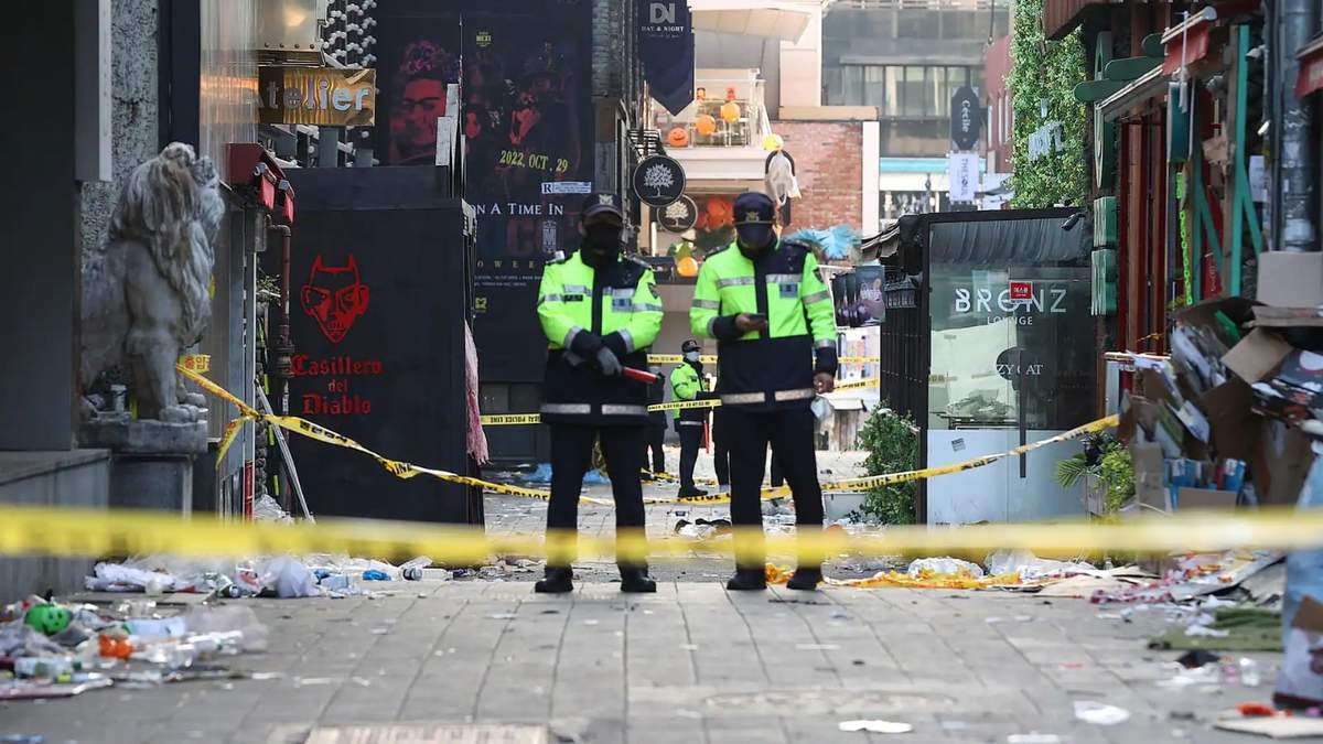 Policía en Itaewon. Fuente: (AP)