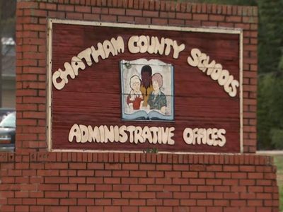 Estudiantes simulan una "subasta de esclavos afroamericanos" en una escuela y provocan indignación