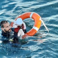 Rescatan a un bebé a punto de ahogarse durante el arribo de migrantes a Ceuta; la imagen se viraliza