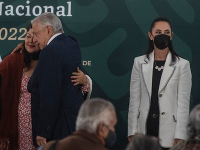 Sheinbaum reaparece tras padecer covid-19; Martí Batres se contagia