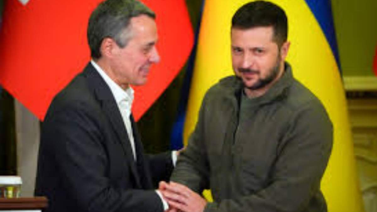 El presidente ucraniano Volodymyr Zelenskyy le da la mano al presidente suizo Ignazio Cassis en Kiev, Ucrania