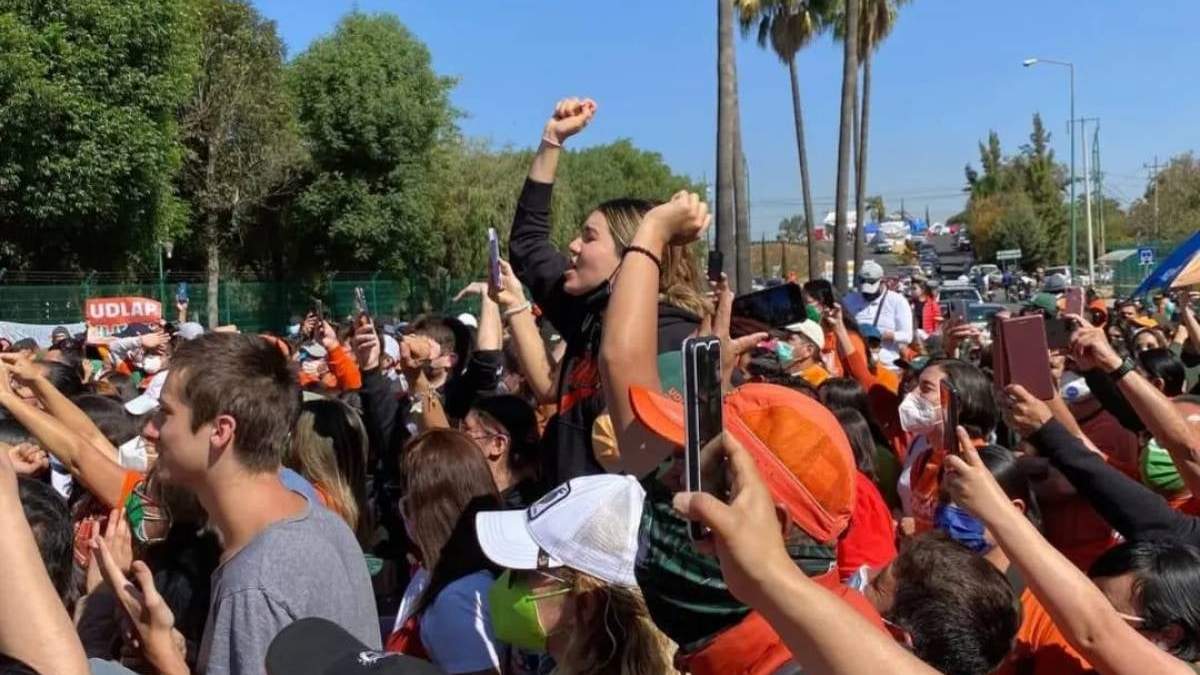 Estudiantes durante la entrega del campus