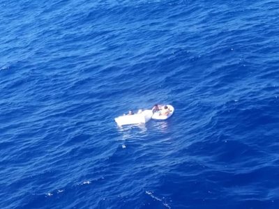 Rescatan a dos menores cuya lancha naufragó en alta mar con ocho personas a bordo