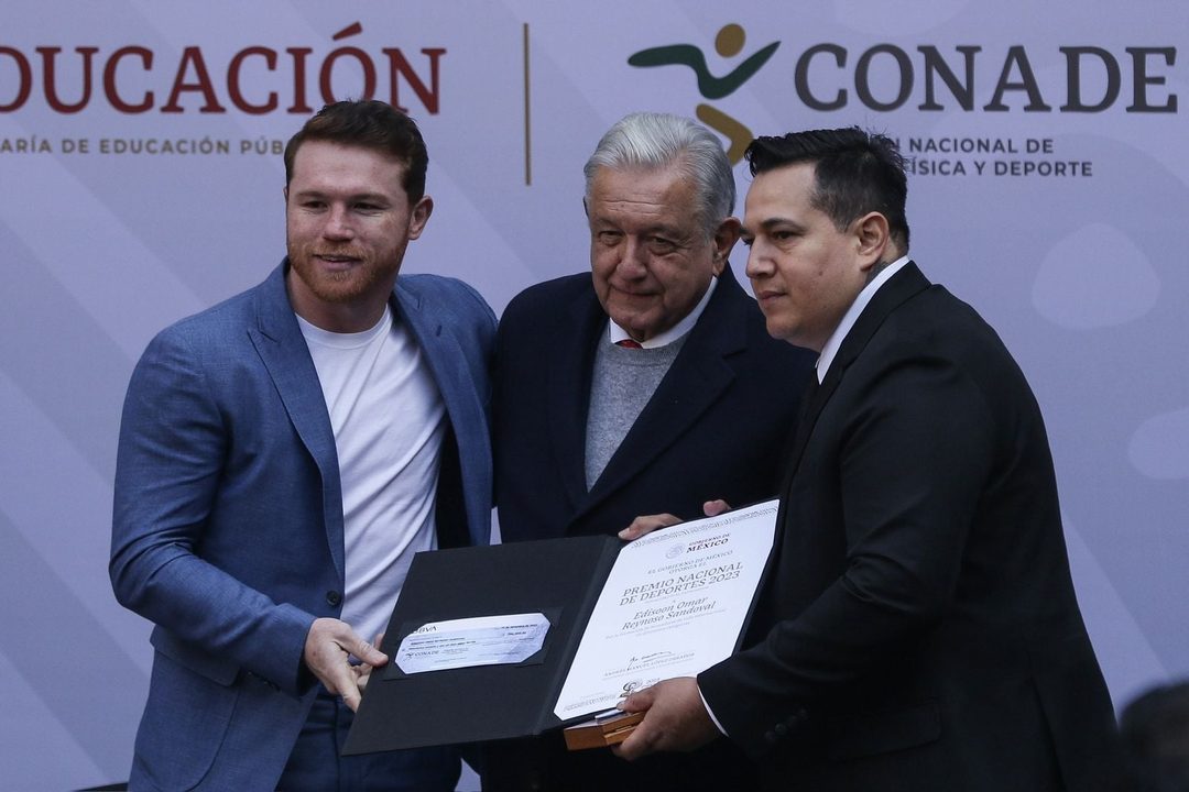 Saúl Álvarez,el Canelo, acompñó a su entrenador Édison Omar Reynoso Sandoval a recibir el premio Nacional de Deportes 2023