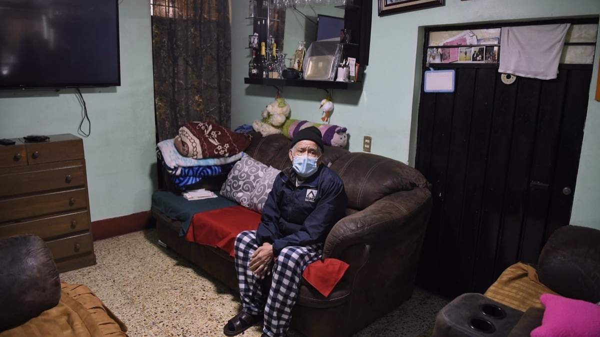 Personas aguardan vacuna en sus domicilios