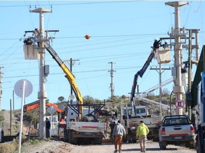 El gobierno recibió los materiales y equipos para normalizar el servicio eléctrico en Centenario