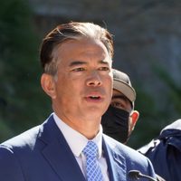 Florida recogió a migrantes en Texas y los envió a Sacramento, denuncian funcionarios de California