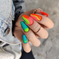 Colores al palo y diseños de Nail Art que no pasan desapercibidos: así es la manicura del momento
