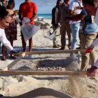 Alcaldesa "cuela" la arena durante jornadas de limpieza en Cancún