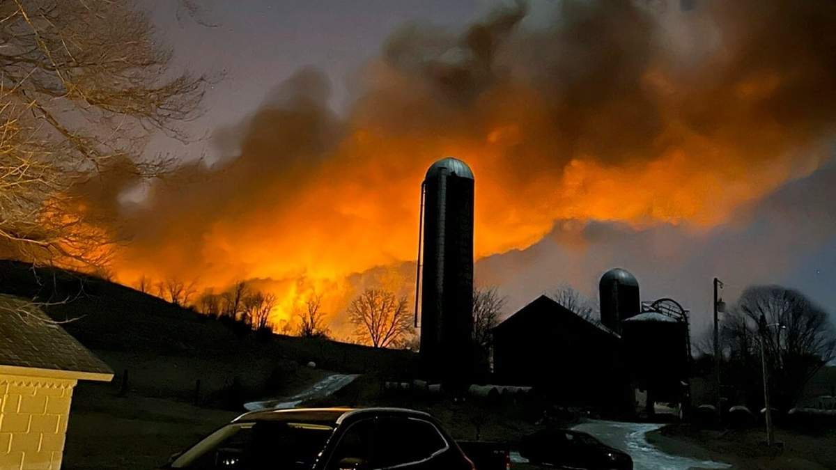 Llamas y humo provenientes de los vagones descarrilados