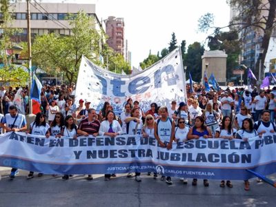 Con tapabocas y manteniendo la distancia: ATEN reclama por sus salarios. ¡Mirá el video!