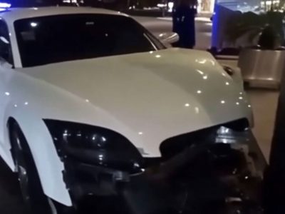Un lujoso auto chocó contra un hotel de Puerto Madero