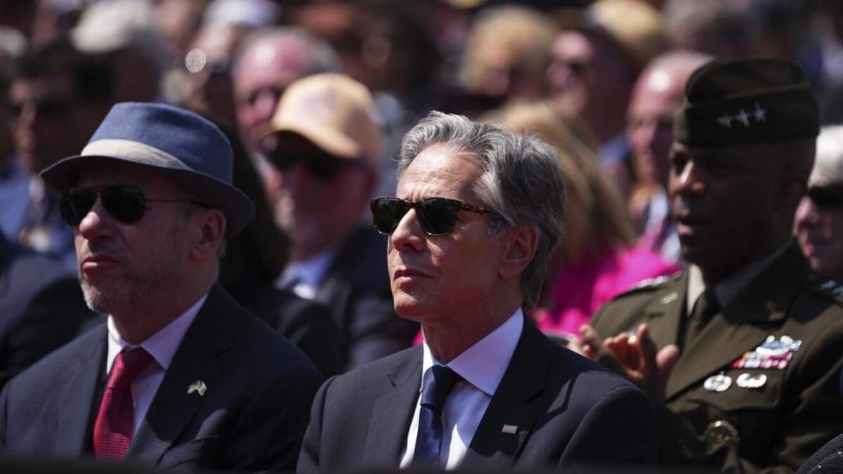 El secretario de estado de los Estados Unidos, Antony Blinken, escucha un discurso durante una ceremonia conmemorativa del 80º aniversario del Día D, el jueves 6 de junio de 2024
