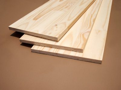 No hace falta tener dinero, con restos de madera hacé una mesa ratona soñada símil mármol para tu living