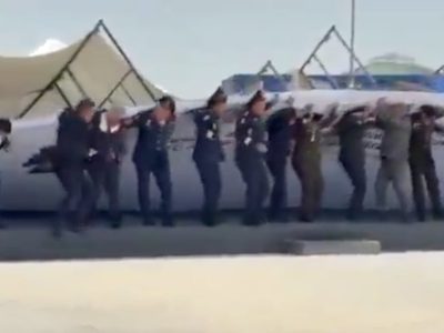 El viento tira escenografía sobre Delfina Gómez y un grupo de militares (Video)