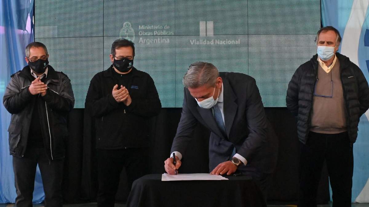 El gobernador Mariano Arcioni durante la firma del inicio de obras en Lago Blanco. Fuente: (Twitter)