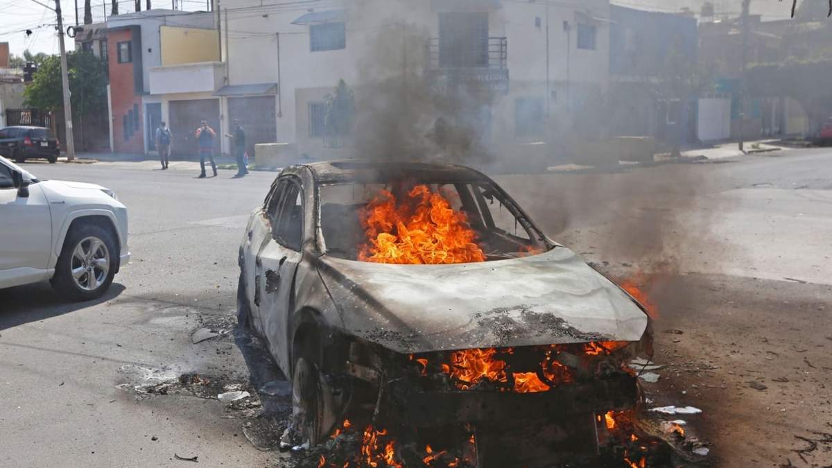 Quema de vehículos y camiones del transporte público fueron perpetrados por hombres armados en varios puntos de Guadalajara