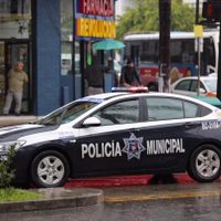 Frente a su familia, sicarios ejecutan a empresario hotelero en una plaza de Tijuana