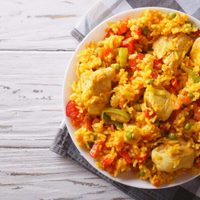Arroz con pollo súper jugoso y doradito: probá la versión de esta receta que es un 10 para el domingo