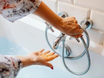 Con solo 2 ingredientes, el truco de la abuela para limpiar la manguera de la ducha y dejarla reluciente