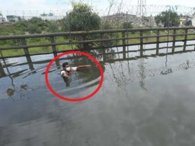 Apodan “hombre socavón” a joven que alertaba de un bache profundo