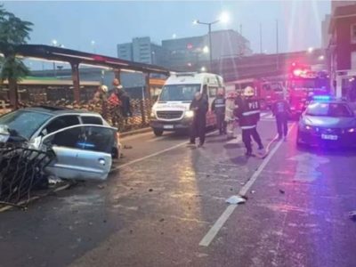 Manejaba a alta velocidad, chocó contra el carril central del Metrobus y atropelló a una mujer en San Telmo