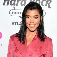 ¡Con osado ángulo! Kourtney Kardashian invita a adivinar mientras distrae con su bata